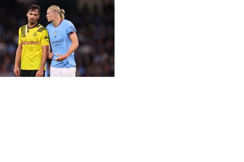 Ex-BVB-Profi Erling Haaland (r.) im Austausch mit Mats Hummels