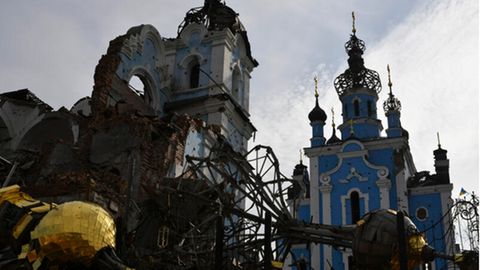 Zerstörte Kuppeln liegen neben einer beschädigten Kirche