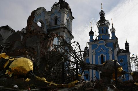 Zerstörte Kuppeln liegen neben einer beschädigten Kirche