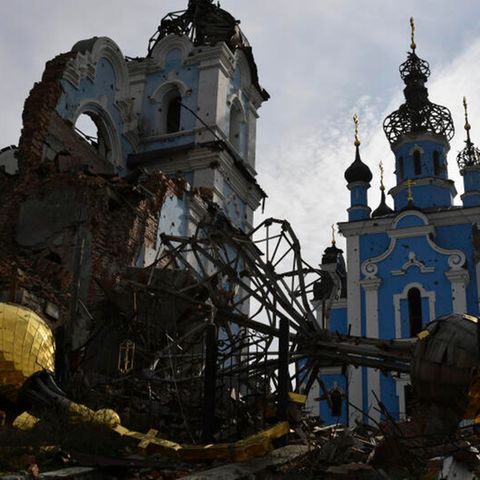 Zerstörte Kuppeln liegen neben einer beschädigten Kirche