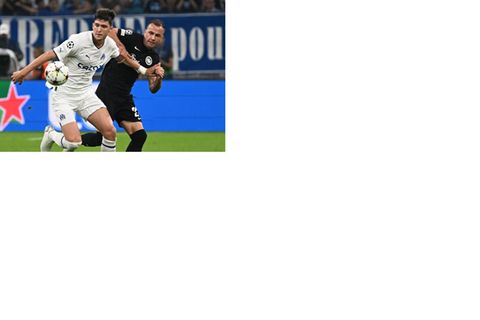 Olympique-Profi Leonardo Balerdi (l.) im Duell mit Frankfurts Mario Götze