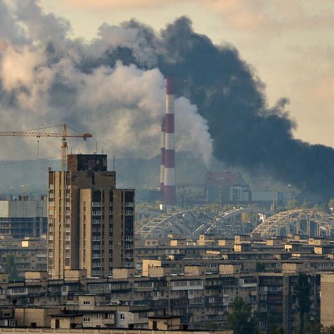 Nach Raketenangriffen am 10. Oktober steigt schwarzer Rauch über der Stadt auf