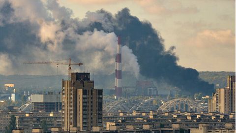 Nach Raketenangriffen am 10. Oktober steigt schwarzer Rauch über der Stadt auf