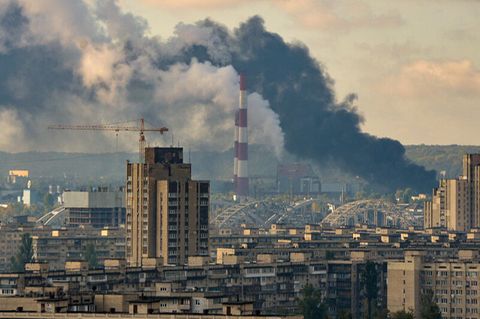 Nach Raketenangriffen am 10. Oktober steigt schwarzer Rauch über der Stadt auf