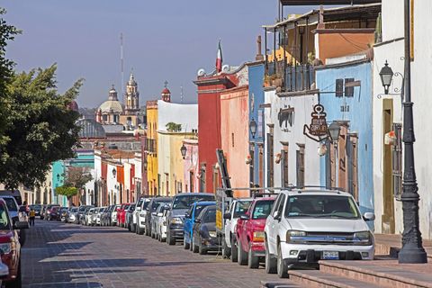 Bunte Häuser in Santiago de Querétaro, Mexiko