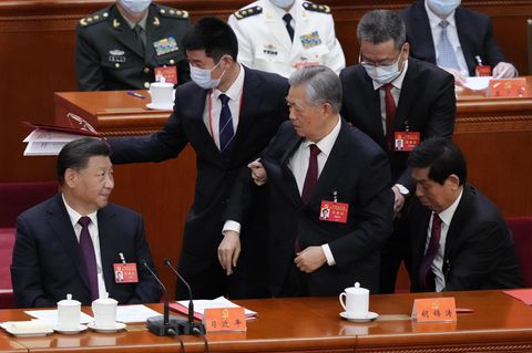 Hu Jintao wird aus dem Saal geführt