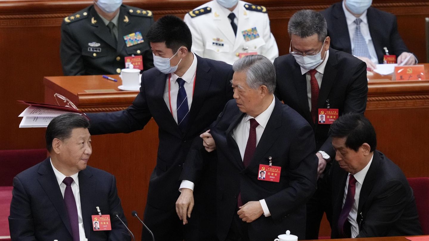 Hu Jintao wird aus dem Saal geführt Hu Jintao wird aus dem Saal geführt