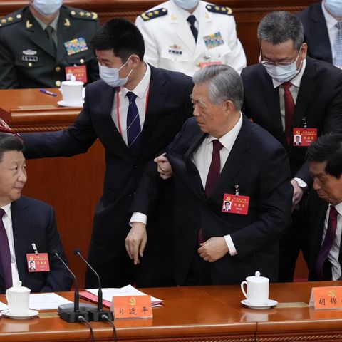 Hu Jintao wird aus dem Saal geführt