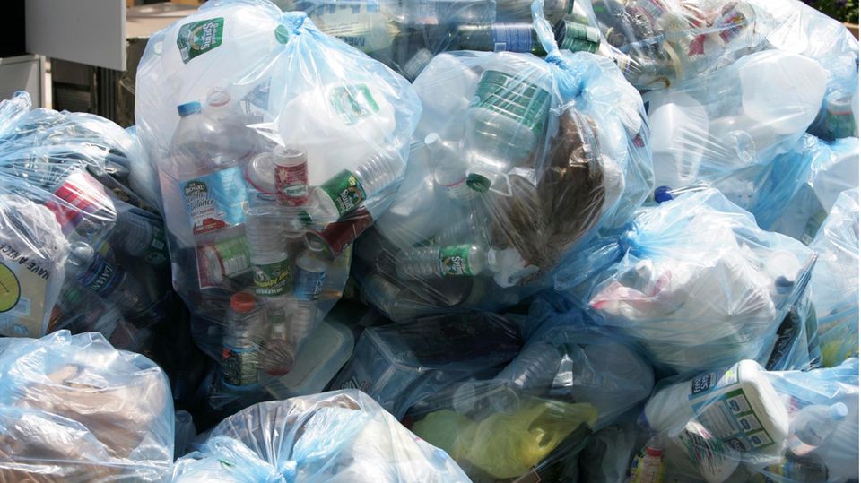 Plastikmüll in durchsichtigen Mülltüten aufeinander gestapelt
