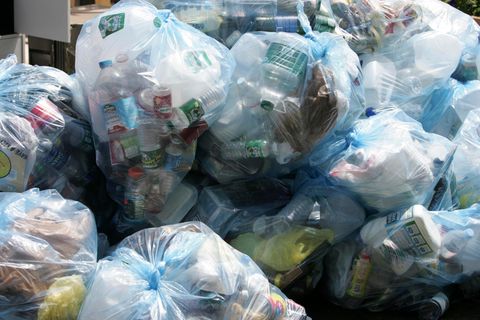 Plastikmüll in durchsichtigen Mülltüten aufeinander gestapelt