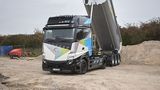 Mercedes eActros LongHaul mit Kipplader