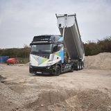 Mercedes eActros LongHaul mit Kipplader