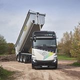 Mercedes eActros LongHaul mit Kipplader
