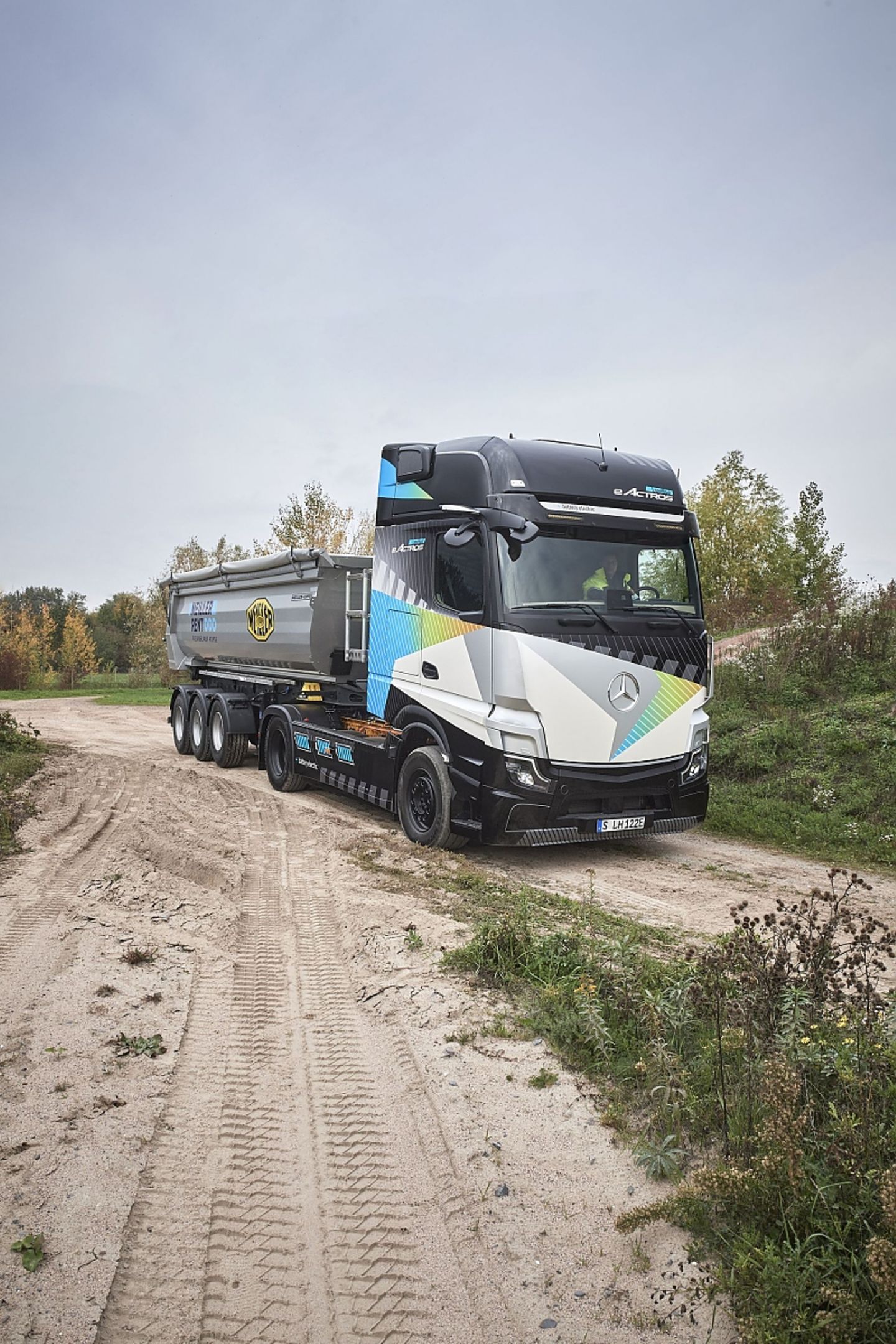 Mercedes eActros LongHaul mit Kipplader