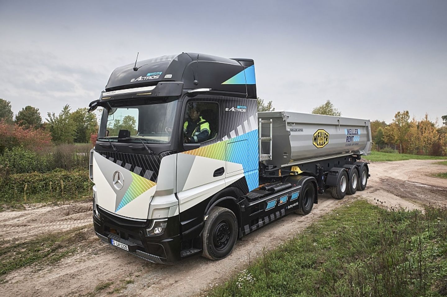 Mercedes eActros LongHaul mit Kipplader
