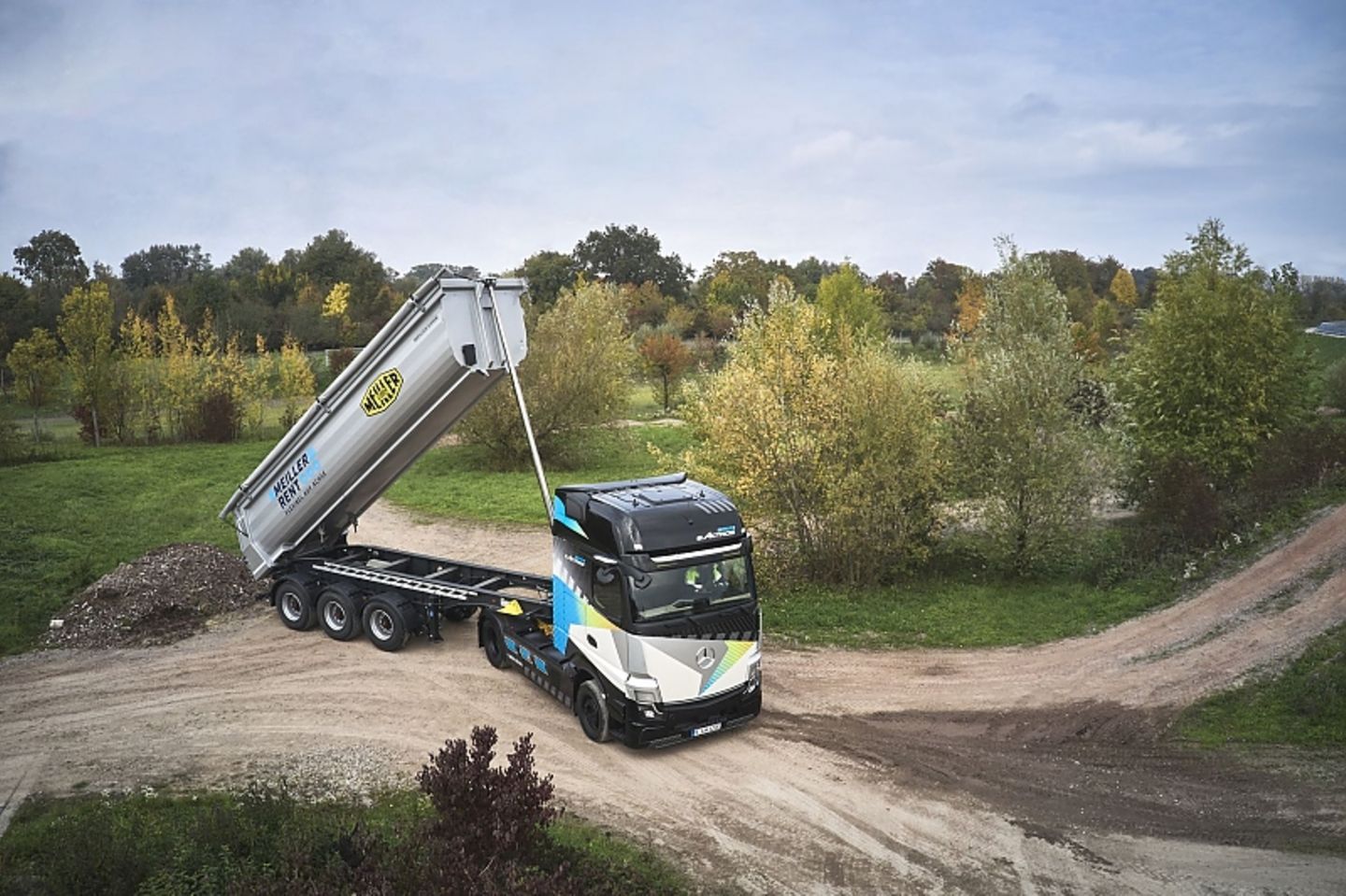 Mercedes eActros LongHaul mit Kipplader