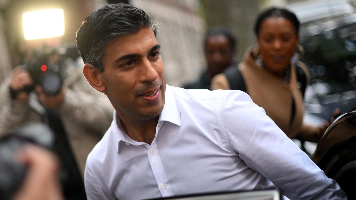 Rishi Sunak im weißen Hemd
