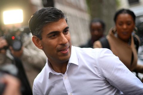 Rishi Sunak im weißen Hemd
