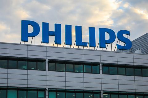 Ein Bürogebäude der Firma Philips mit dem Schriftzug "Philips" auf dem Dach