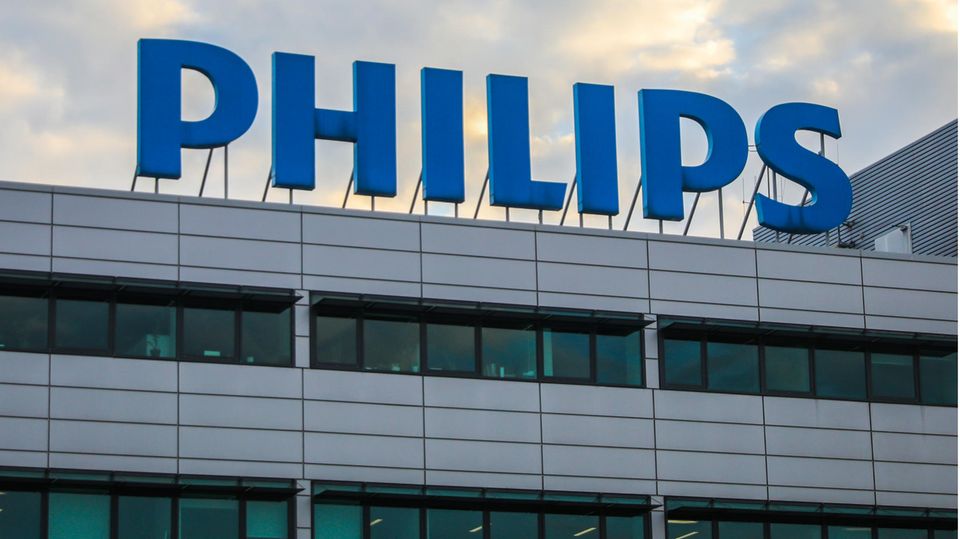 Ein Bürogebäude der Firma Philips mit dem Schriftzug "Philips" auf dem Dach