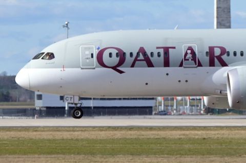 Ein Flugzeug von Qatar Airways