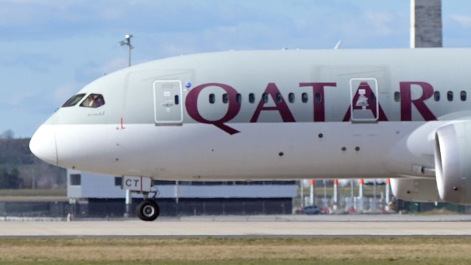 Ein Flugzeug von Qatar Airways