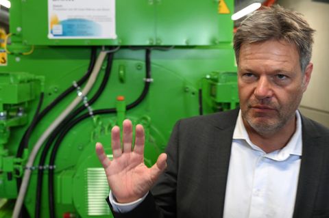 Robert Habeck in Blockheizkraftwerk in Bayreuth