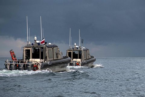 Zwei metallisch glänzende Schiffe der Küstenwache von Costa Rica fahren hintereinander übers Meer