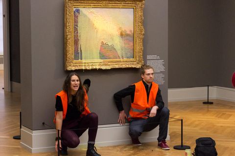Aktivisten knien vor dem mit Kartoffelbrei bespritzten Gemälde von Monet