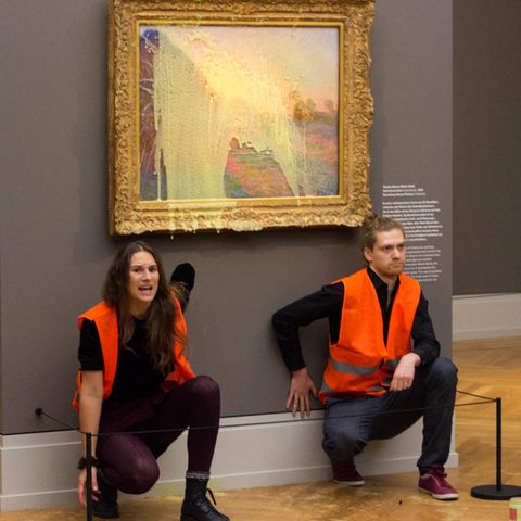 Aktivisten knien vor dem mit Kartoffelbrei bespritzten Gemälde von Monet