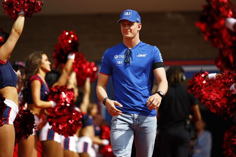Der Formel-1-Fahrer Mick Schumacher läuft durch eine Parade von Cheerleadern