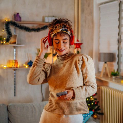 Frau bringt sich in Weihnachtsstimmung