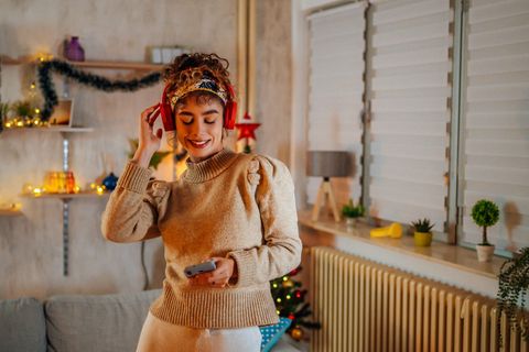 Frau bringt sich in Weihnachtsstimmung
