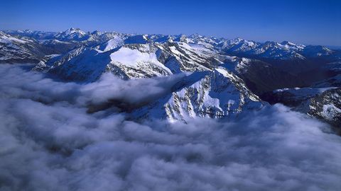Schneebedeckte Berge von oben im Naturschutzgebiet Te Wahipounamu in Neuseeland