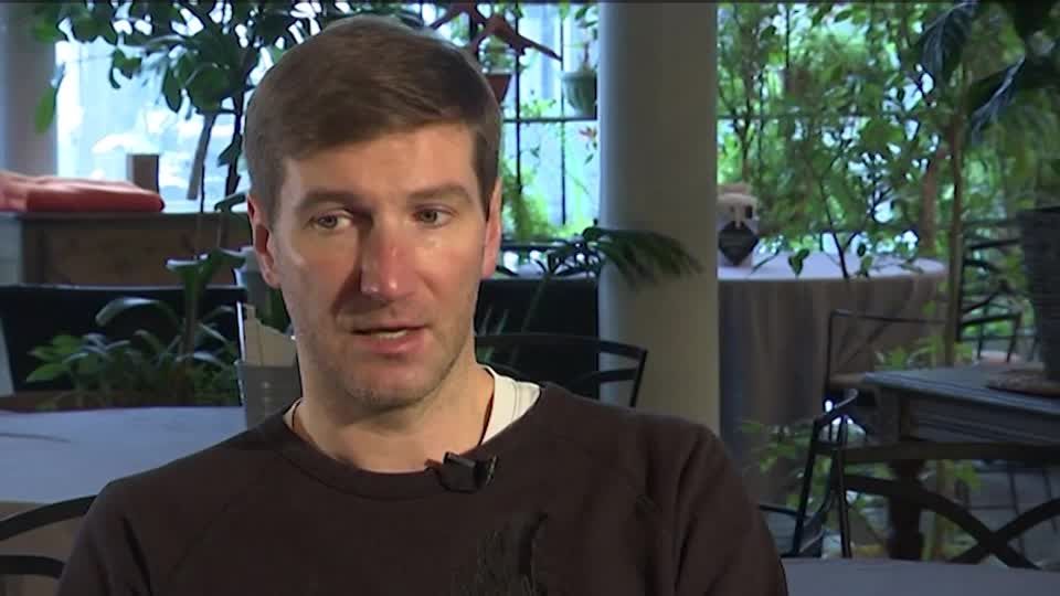 Video: Nach krassen Aussagen: Kremlsender RT suspendiert Moderator Video: Nach krassen Aussagen: Kremlsender RT suspendiert Moderator