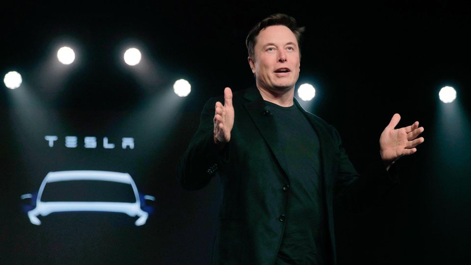 Tesla-CEO Elon Musk spricht auf einer Veranstaltung