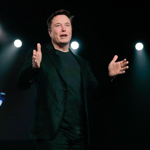Tesla-CEO Elon Musk spricht auf einer Veranstaltung