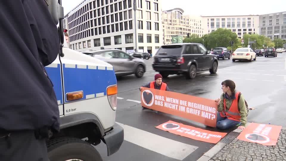 Niederlande: Aktivist soll in Talkshow über Klimaproteste sprechen – und klebt sich am Studiotisch fest Niederlande: Aktivist soll in Talkshow über Klimaproteste sprechen – und klebt sich am Studiotisch fest