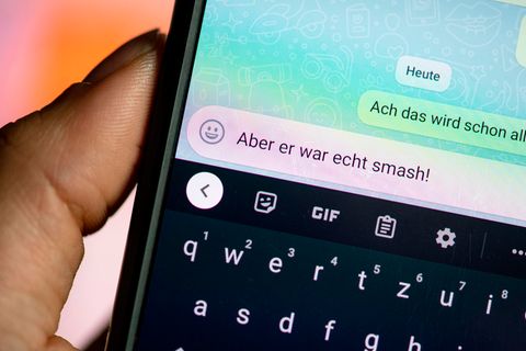 In einem Chat auf dem Bildschirm eines Smartphones steht der Satz "Aber er war echt smash" geschrieben