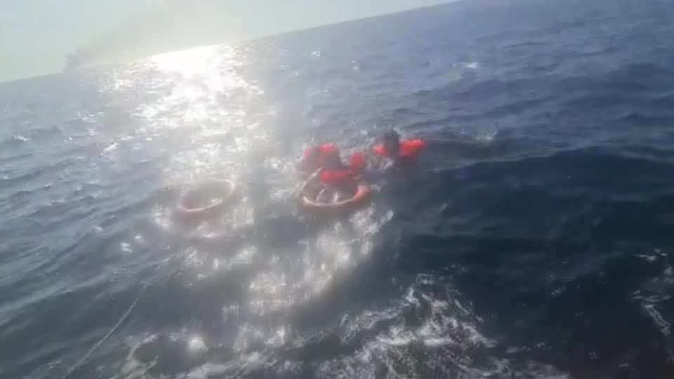 Video: Tödlicher Schiffsbrand in Indonesien Video: Tödlicher Schiffsbrand in Indonesien