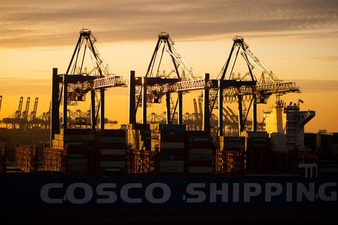 Ein Containerschiff der China Ocean Shipping Company (Cosco) in Hamburg