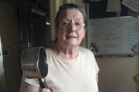 Pat Dyson mit ihrem verrußten Topf