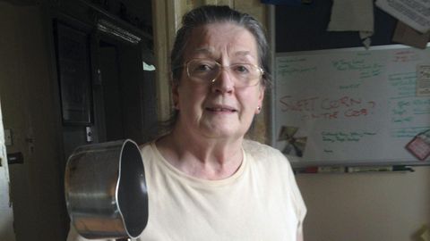Pat Dyson mit ihrem verrußten Topf