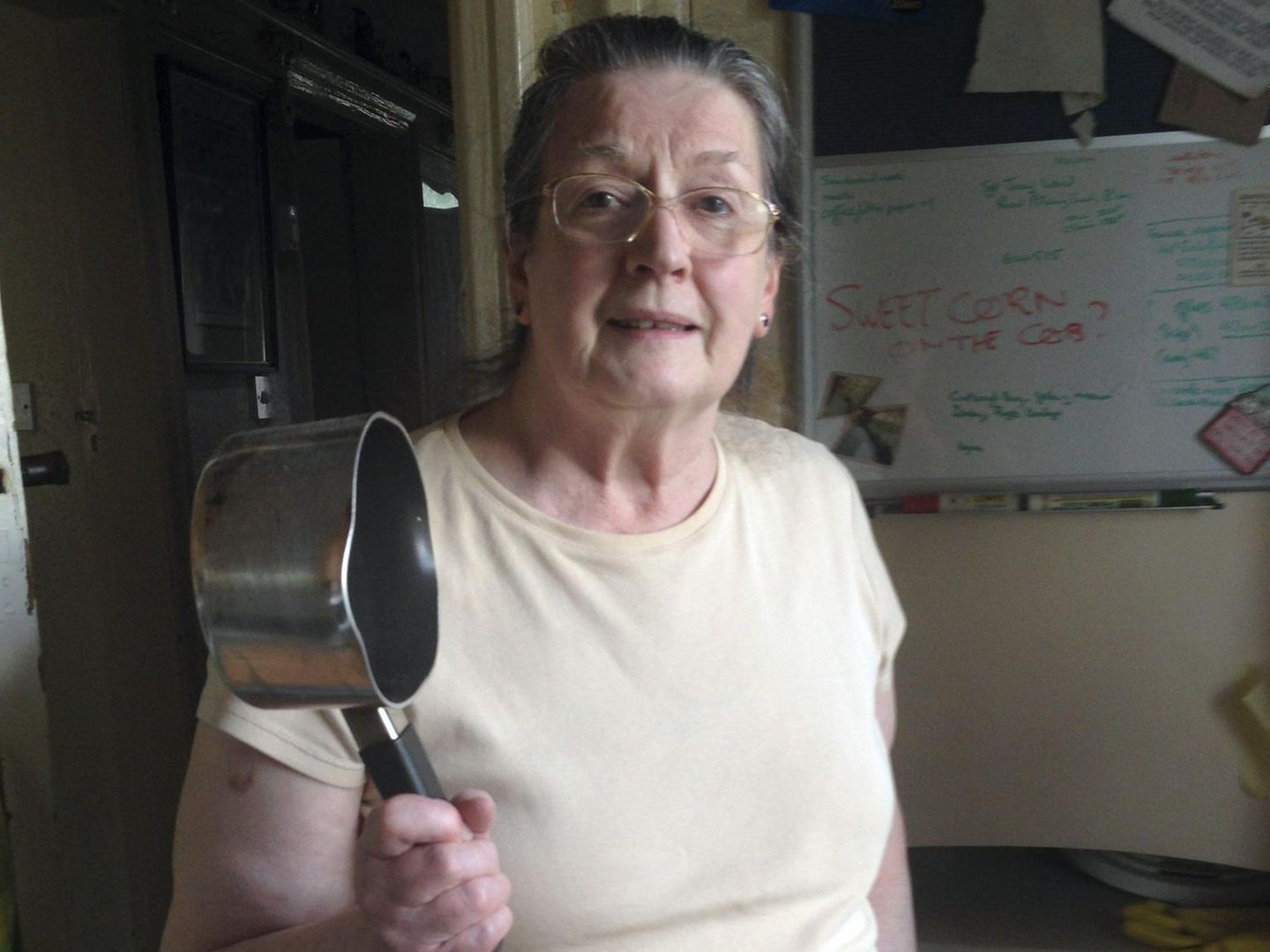 Pat Dyson mit ihrem verrußten Topf