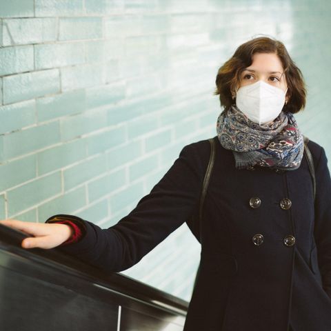 Eine Frau schützt sich mit Maske vor dem Corona Virus