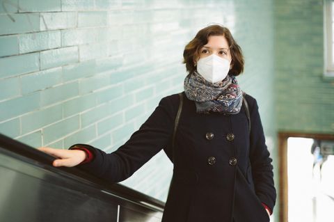 Eine Frau schützt sich mit Maske vor dem Corona Virus