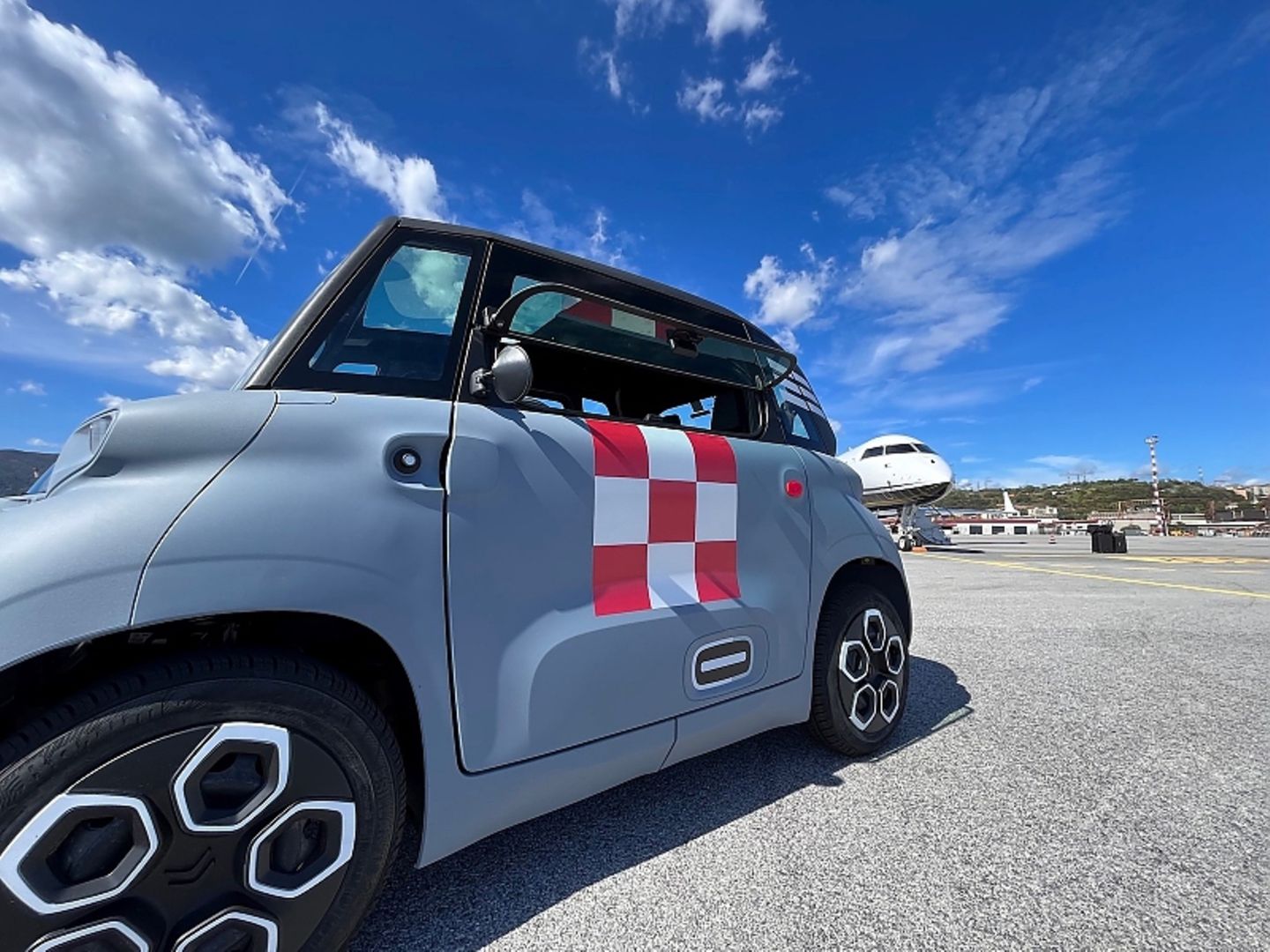 Citroen Ami am Flughafen Genua