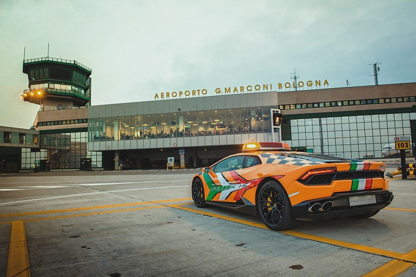 Lamborghini am Flughafen Bologna