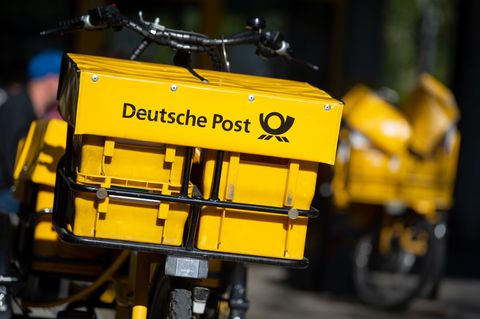 Ein Zustell-Fahrrad der Deutschen Post
