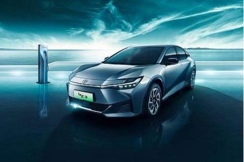 Der Toyota bZ3 steht neben einer Ladesäule
